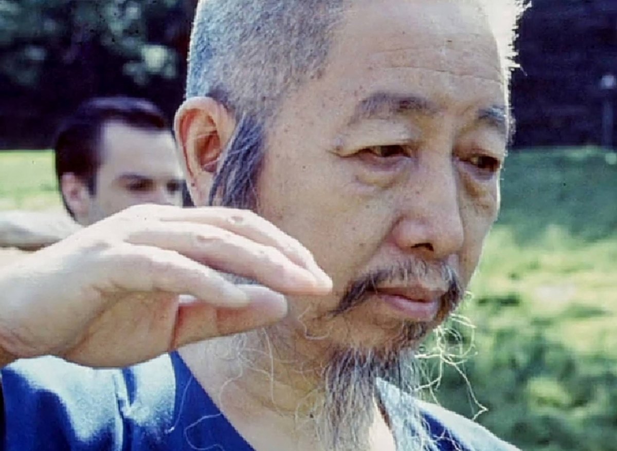 Cheng Man-Ching enseignant le Tai-Chi, la main lev&eacute;e