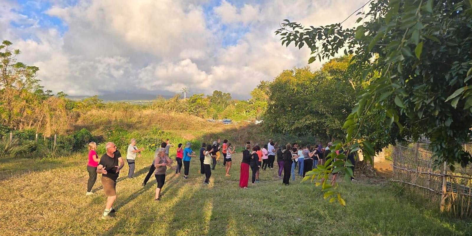Cours de Tai-Chi et de Qi Gong en plein air &agrave; La Saline-les-Hauts, La R&eacute;union, en fin de journ&eacute;e
